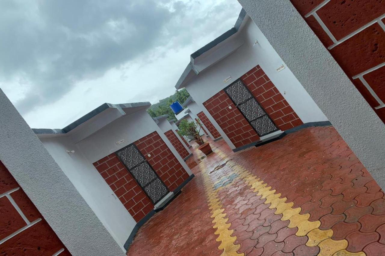 Suma Beach Resort Dāpoli Eksteriør bilde